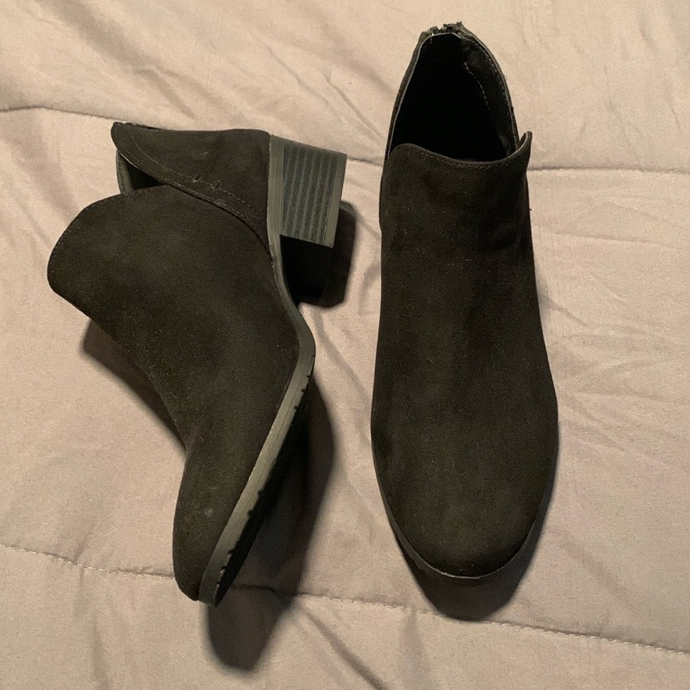 New Reaction Kenneth Cole Black Suede Ankle boots